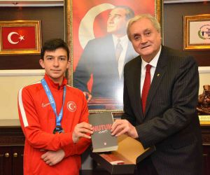 Şampiyon Taekwondocu Alper Tuncay’ı ödüllendirdi