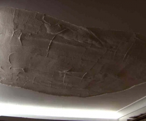Beylikdüzü’nde 6 aylık apartman dairesinde tavan alçısı ev içinde ailenin üstüne düştü