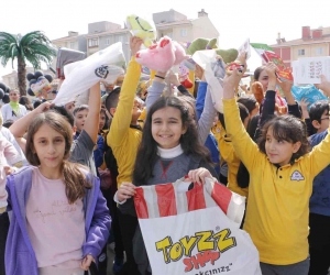 Binlerce oyuncağı havadan attılar, kumbaraları doldurup gönderdiler