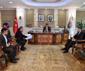 Karabük İdman Yurdu yardım maçından toplanan gelirin dekontunu Vali Gürel’e teslim etti