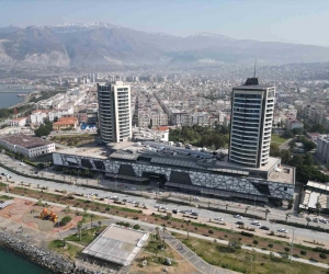 87 metrelik iki kuleye sahip yapı, izolatör olmamasına rağmen yerinden oynamadı