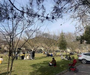 Güzel havayı gören Osmanelililer parklara akın etti