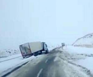 Ardahan’ın yüksek kesimlerinde kar yağışı: Tırlar yolda mahsur kaldı
