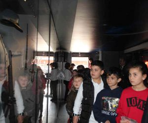  Çanakkale Savaşları Mobil Müzesi’ni ziyaret eden öğrenciler duygu dolu anlar yaşadı