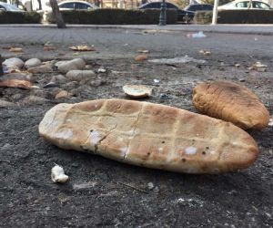 Sokaklardaki ekmek parçaları