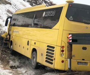Buzlanma nedeniyle kaza yapan otobüs, dağlık alana çarparak durabildi