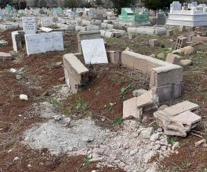 Bebek mezarlıklarında deprem sonrası hasar