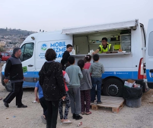 Deprem bölgesinde binlerce depremzedeye yemek ulaştırıyorlar