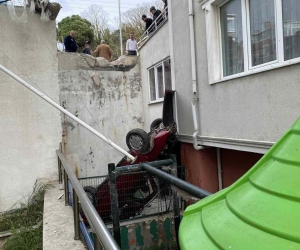 Sinop’ta otomobilin apartman boşluğuna düşme anı kamerada