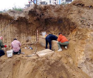 Mudanya’da pazaryeri inşaatından lahit çıktı