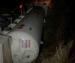 Yoldan çıkan akaryakıt tankeri yan yattı
