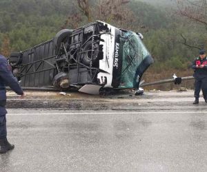 Isparta-Antalya karayolunda yolcu otobüsü devrildi: 8 yaralı