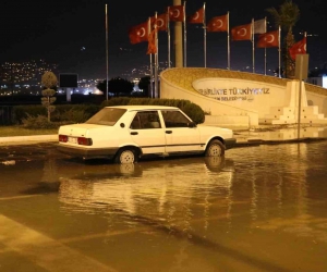 İskenderun’da deniz taştı, caddeler göle döndü