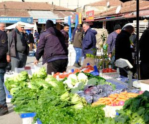 Erzincan’da semt pazarında hareketlilik