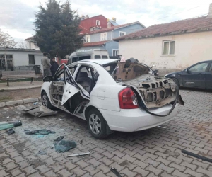 Otomobilinde sigara içmek isterken ağır yaralandı