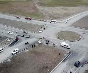 Sivas’ta iki otomobil çarpıştı: 1’i bebek 6 yaralı