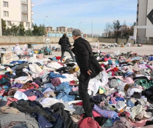 Gözü yaşlı baba 2 çocuğunu kaybetti, geriye enkazdan çıkarılan eşyalardaki kokusu kaldı