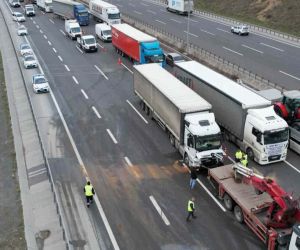 Kuzey Marmara Otoyolu’nda otomobil ile tır çarpıştı, kilometrelerce araç kuyruğu oluştu