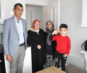 Kahraman madenciden alkışlık hareket: Yeni evinin kapısını depremzede aileye açtı