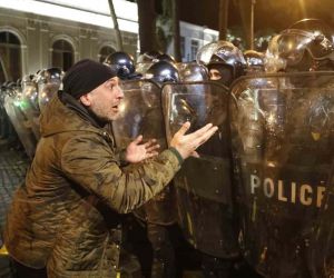 Gürcistan’da parlamento önündeki protestoda 66 gözaltı