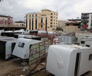 Manisalı 3 kuzen depremzedeler için karavan üretiyor
