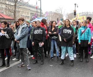 Paris’te binlerce kişi Dünya Kadınlar Günü’nde cinsiyet ayrımcılığını protesto etti