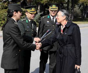 Milli Savunma Bakanı Hulusi Akar’ın eşi Şule Akar ve beraberindeki komutan eşleri Anıtkabir’i ziyaret etti
