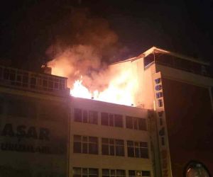 Ankara’da 4 katlı metruk binanın çatısı alev alev yandı
