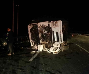 Kuzey Marmara Otoyolu’nda yabancı plakalı tır devrildi