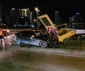Lüks otomobil, yolda temizlik yapan belediye aracına çarptı : 2 yaralı