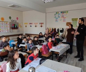 Bingöl’de minik öğrenciler, akranları için topladıkları paraları deprem bölgesine yolladı