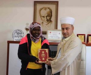 Ugandalı Namubıru’da İslam’ı seçip Zeynep ismini aldı