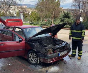 Karabük’te park halindeki otomobil yandı