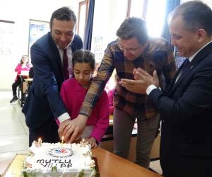 11 yaşındaki depremzede Ayşe’ye sürpriz doğum günü kutlaması