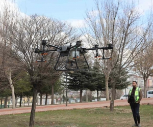 Kayseri Büyükşehir’den drone ile park ilaçlama hizmeti