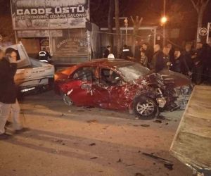 Afyonkarahisar’da 16 yaşındaki sürücü park halindeki iki araca çarptı: 1 ölü, 4 yaralı