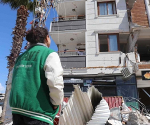 Ölen arkadaşından kalan hatırasını, ailesi hasarlı binaya girip kurtardı