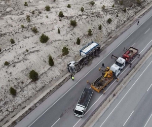 Kimyasal madde yüklü tırın devrildiği kazada büyük panik yaşandı
