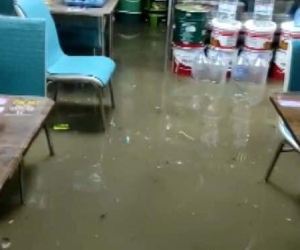 Yarım saat yapmur yağdı, cadde ve iş yerleri sular altında