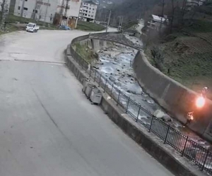 İlkel teleferik kurmaya çalıştıkları esnada elektrik akımına kapılıp ağır yaralandılar