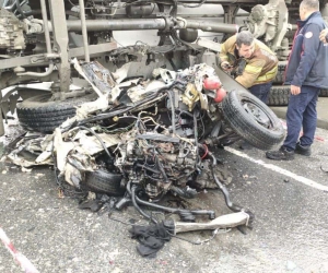 Sultangazi’de kaza yapan beton mikseri otomobilin üzerine devrildi: 2 yaralı