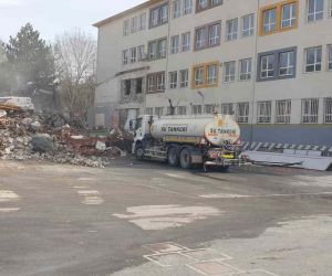 Depremde hasar alan okul, büyükşehir tarafından yıkılıyor