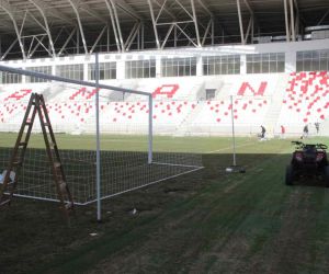 Karaman’ın yeni şehir stadyumunun kale direkleri takıldı, saha çizgileri de çizildi