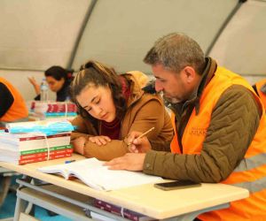 Gaziantep’te depremzede öğrencilere maddi destek