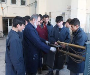 Lise öğrencileri, depremzedeler için soba üretiyor