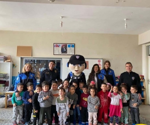 Hakkari polisinden kitap okuma etkinliği