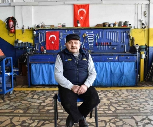 İznik’te yarım asırdır traktörlere hayat veriyor