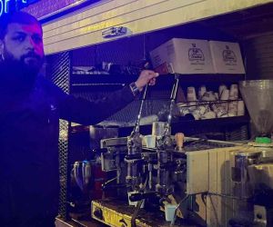  Kahve dükkanını çadır kentteki depremzedelerin ayağına getirdi
