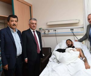 Vali Yazıcı’dan kazada yaralanan futbolcuya geçmiş olsun ziyareti