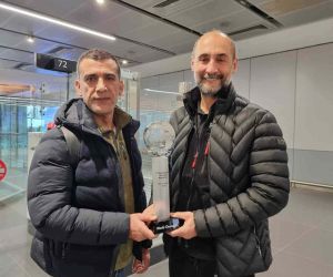 Şampiyon milli bilardocular Semih Saygıner ve Tayfun Taşdemir yurda döndü